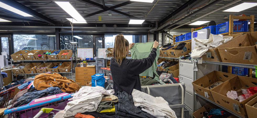 Honderdduizenden kilo's kleding door handen van Zwolse vrijwilligers: 'Ik zie overal mooie