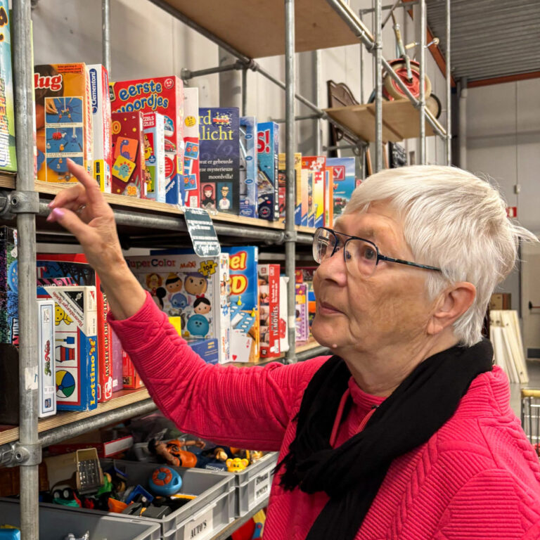 Gezinnen blij met gratis speelgoed van Noggus&Noggus_Speelgoedvrijwlliger Nel de Vries